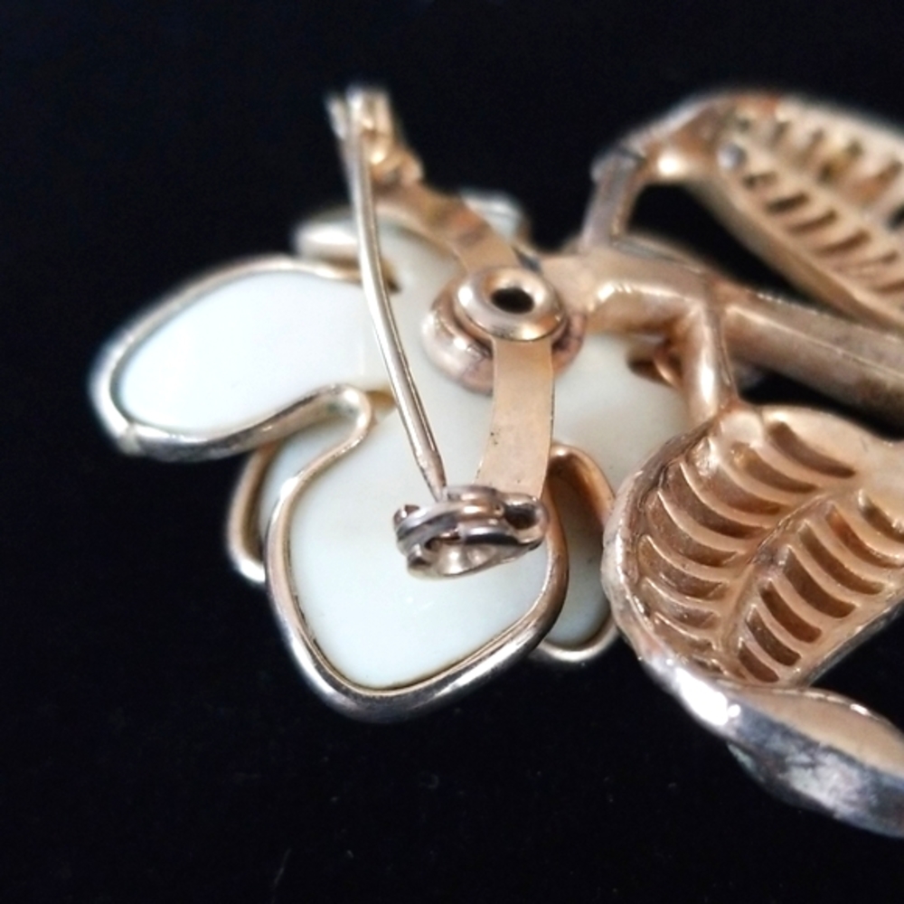 Vintage Mid Century Gold Tone Flower Brooch - Picture 5 of 8